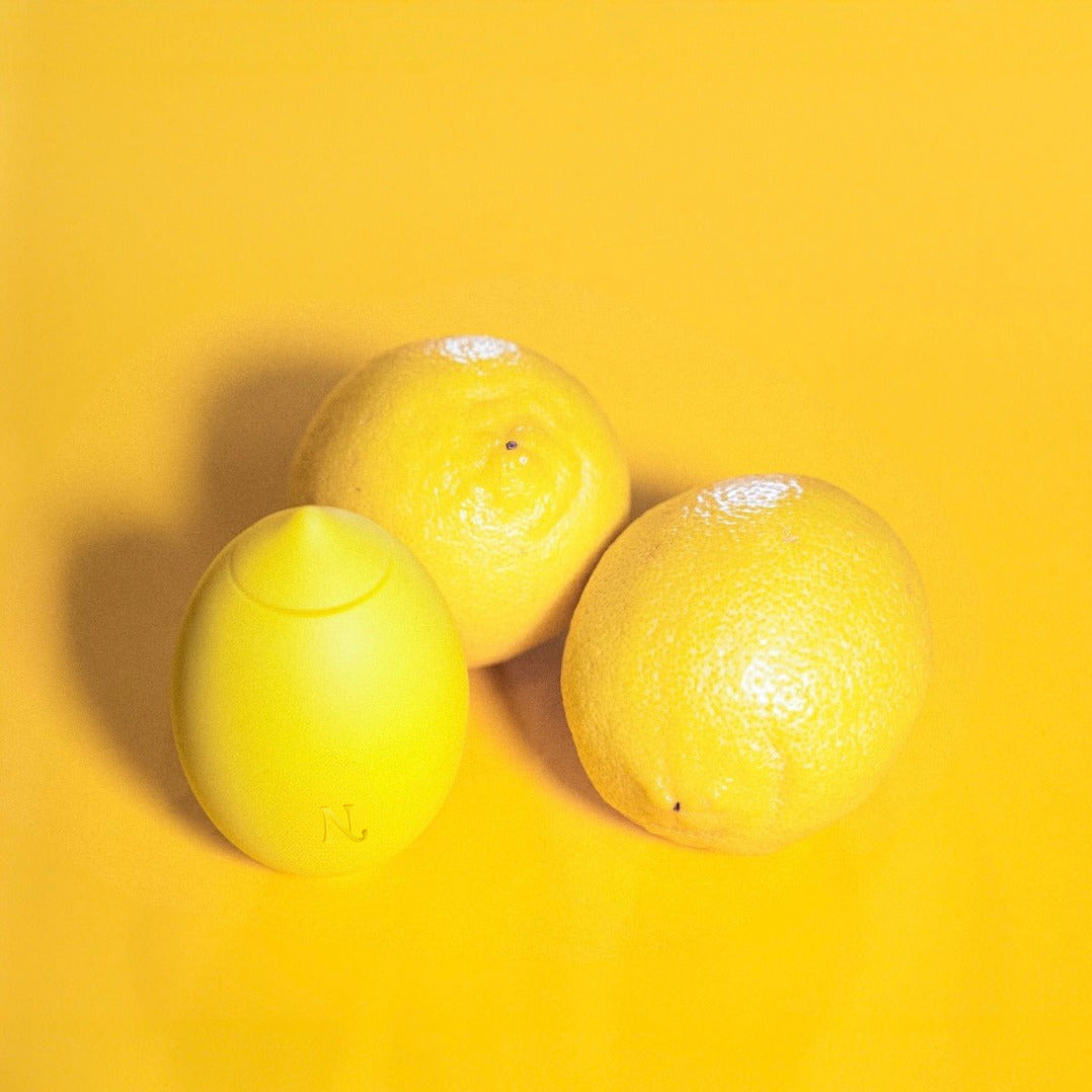 Lemon Clitoral Vibrator — in der Hand